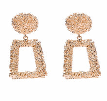 Load image into Gallery viewer, Gold textured Earring